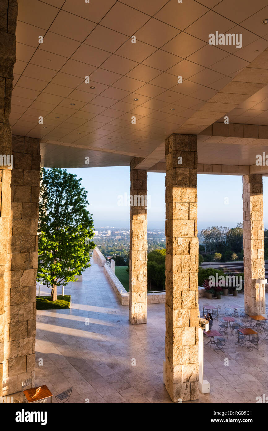 Giugno 8, 2018 Los Angeles / CA / STATI UNITI D'AMERICA - colonnato coperto in travertino rock presso il Getty Center (progettato da Richard Meier); vista verso Santa Monica Foto Stock