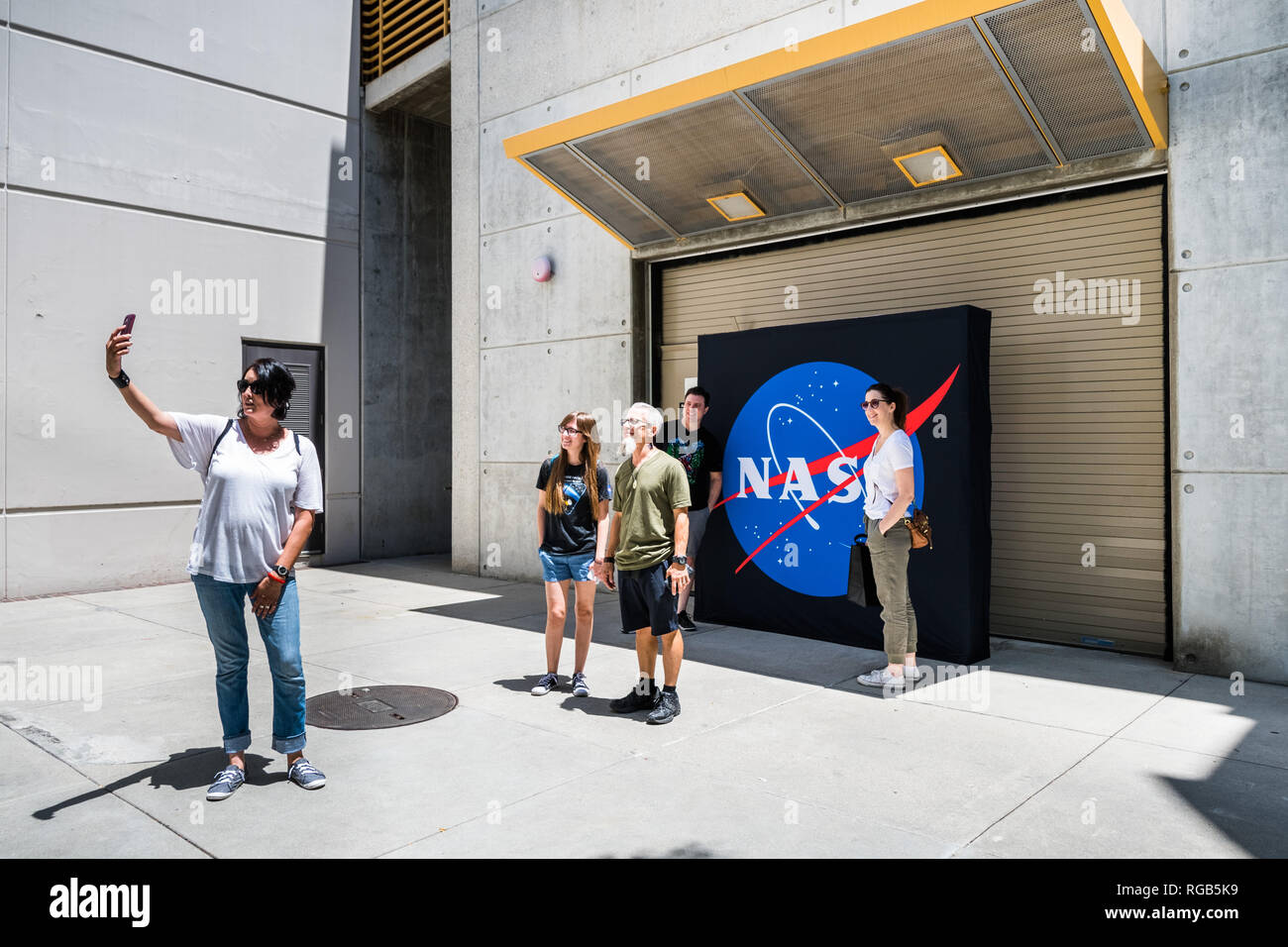 Giugno 10, 2018 La Canada Flintridge / CA / STATI UNITI D'AMERICA - i visitatori del 'un biglietto per esplorare il JPL' evento annuale tenuto selfies con il logo della NASA Foto Stock
