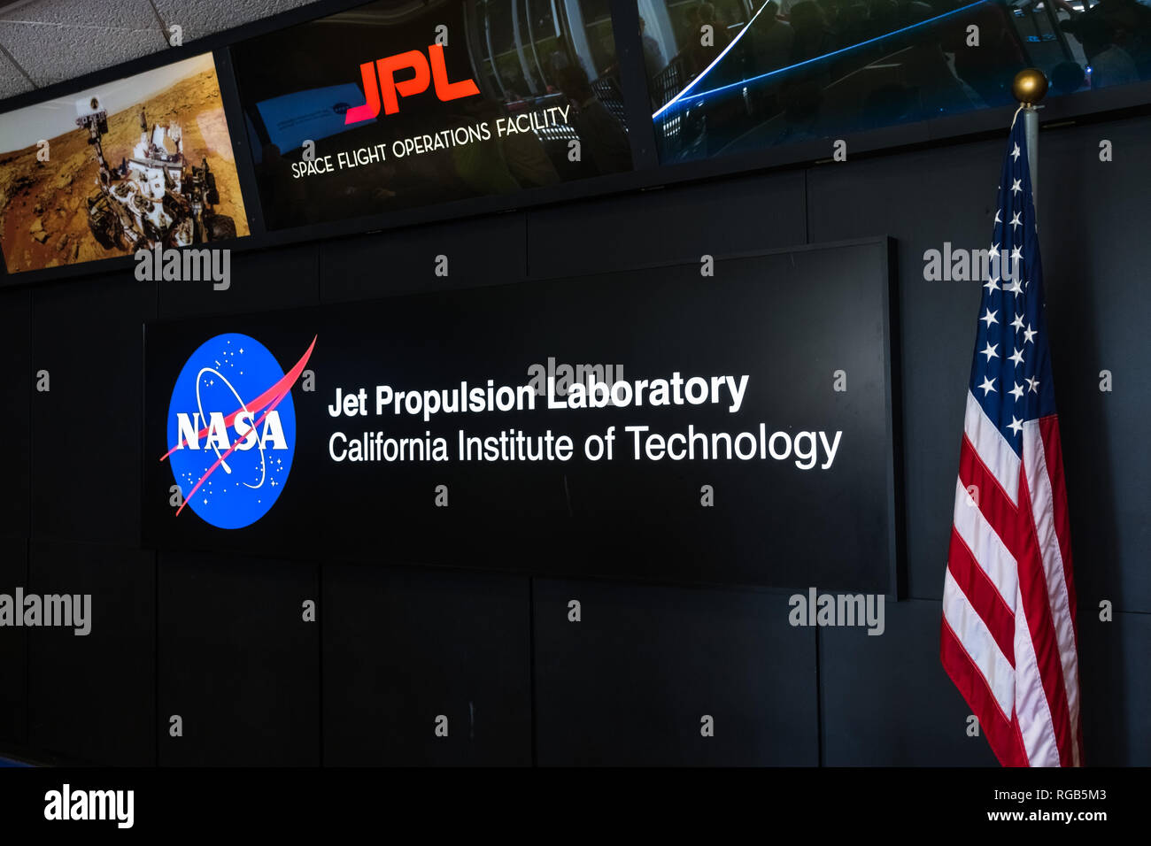 Giugno 10, 2018 La Canada Flintridge / CA / STATI UNITI D'AMERICA - logo della NASA all'ingresso della Space Flight Operations Facility, il Jet Propulsion Laboratory (JPL), C Foto Stock