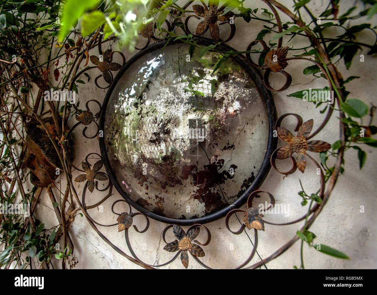 Specchio da giardino esterno fatiscente immagini e fotografie stock ad alta  risoluzione - Alamy