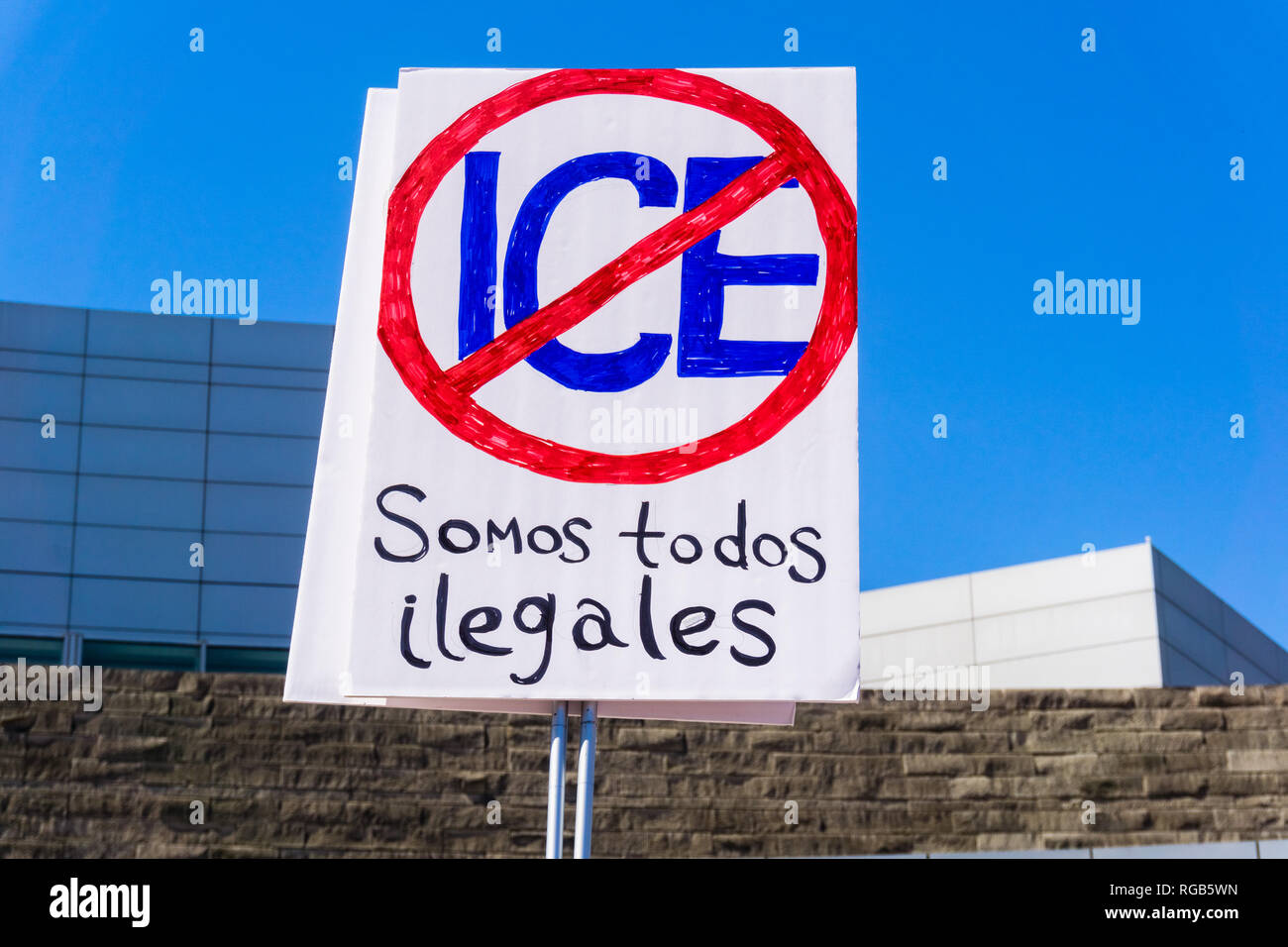 Giugno 30, 2018 San Jose / CA / STATI UNITI D'AMERICA - Segno dicendo in spagnolo "siamo tutti illegale" e chiede la soppressione di ghiaccio, sollevate al 'Famiglie appartengono t Foto Stock