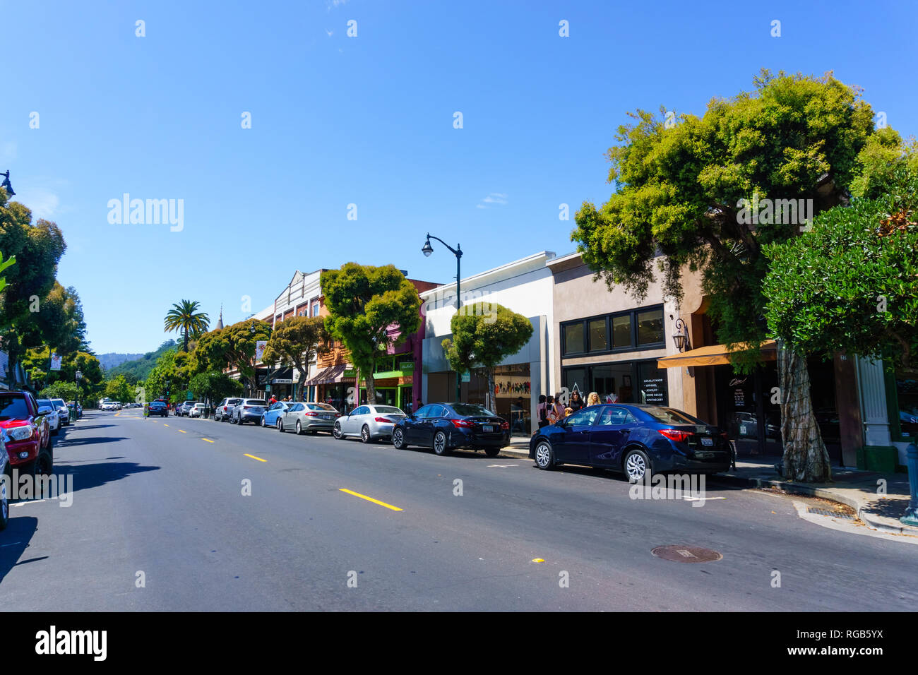 Luglio 30, 2018 Los Gatos / CA / STATI UNITI D'AMERICA - via dello shopping nel centro cittadino di Los Gatos, South San Francisco Bay Area Foto Stock