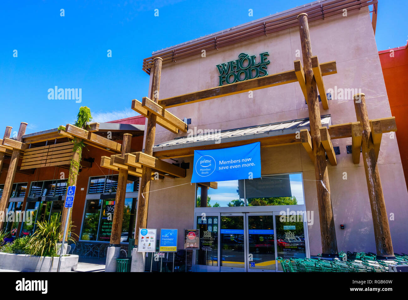 Luglio 30, 2018 Cupertino / CA / STATI UNITI D'AMERICA - Whole Foods store la visualizzazione di un annuncio per il primo membro infligge al di sopra della porta d'ingresso Foto Stock Luglio 30, 2018 Cupertino / CA / STATI UNITI D'AMERICA - Whole Foods store la visualizzazione di un annuncio per il primo membro infligge al di sopra della porta d'ingresso Foto Stock