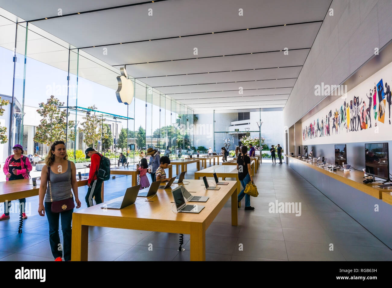 Agosto 2, 2018 Palo Alto / CA / STATI UNITI D'AMERICA - Vista interna di Apple store si trova all'aria aperta Stanford shopping center, Silicon Valley Foto Stock