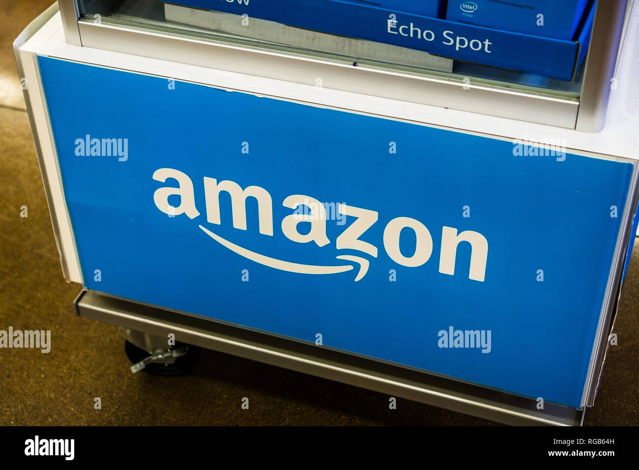 Agosto 2, 2018 Los Altos / CA / STATI UNITI D'AMERICA - Amazon logo stampato su un Amazon eco box display situato in uno dei cibi integrali memorizza nella parte sud di San Francesco Foto Stock