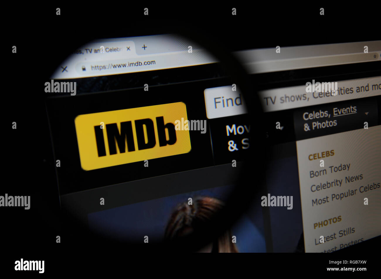 Il sito IMDb visto attraverso una lente di ingrandimento Foto Stock