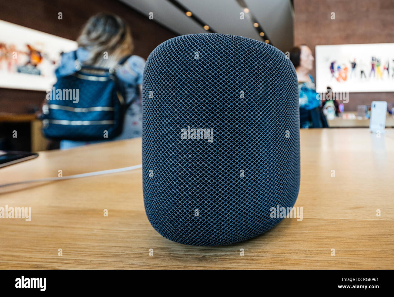 Parigi, Francia - Luglio 16, 2018: nuovo Apple Store i più recenti computer Apple HomePod smart speaker con Siri e di musica di Apple Foto Stock