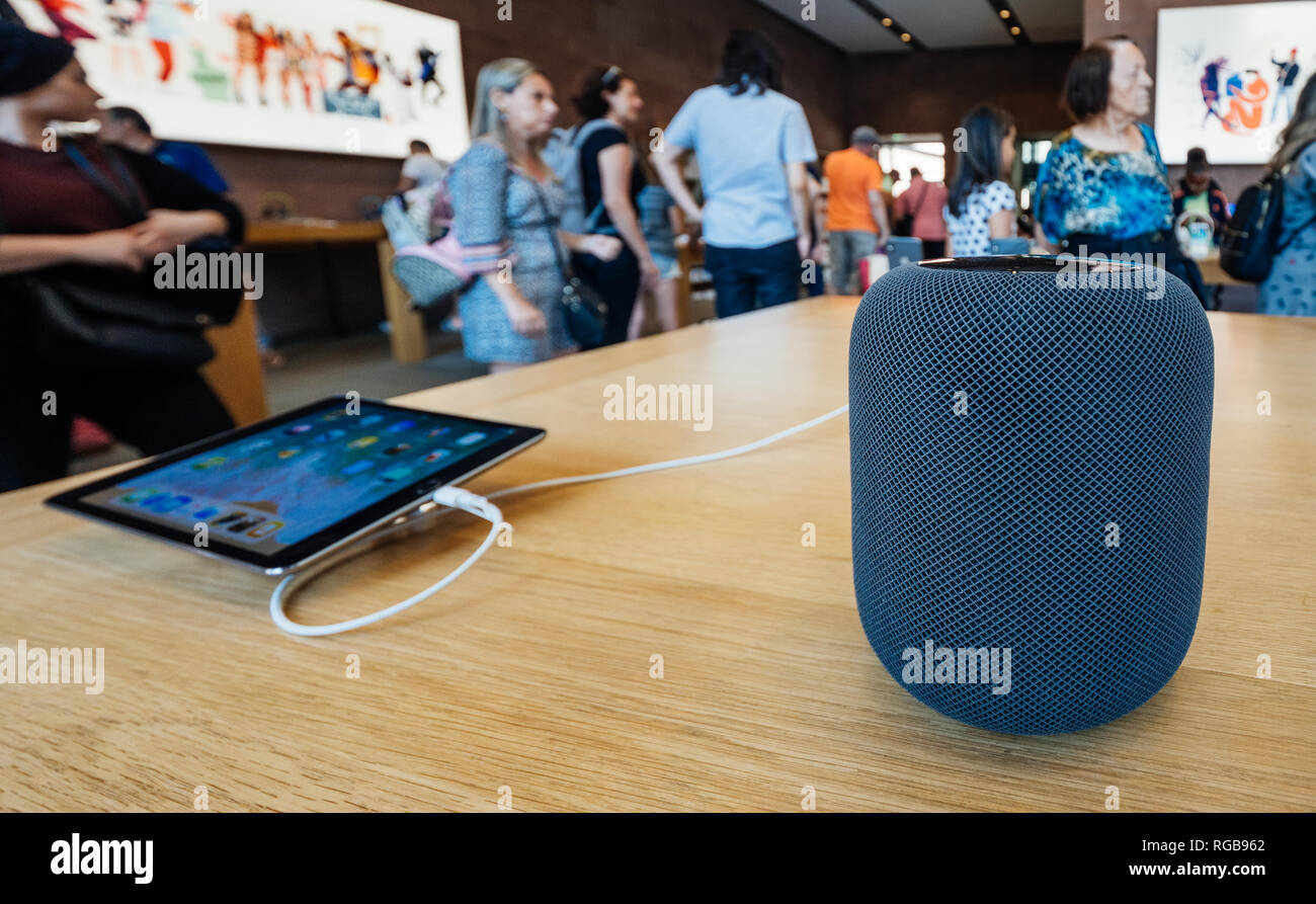 Parigi, Francia - Luglio 16, 2018: persone in Apple Store e la versione più recente di Apple Computer HomePod smart speaker con Siri e di musica di Apple Foto Stock