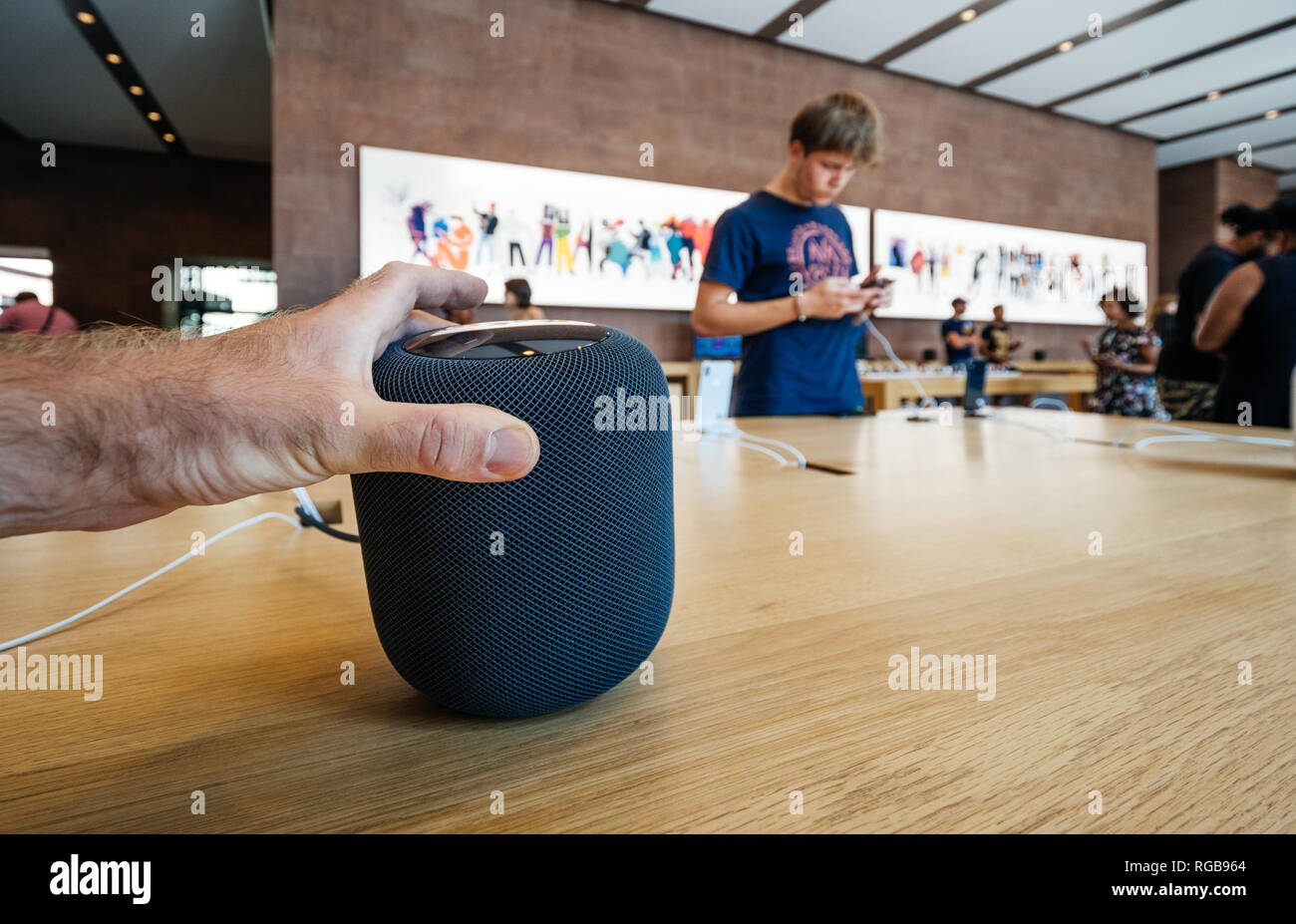 Parigi, Francia - Luglio 16, 2018: uomo ammirando il nuovo Apple Store i più recenti computer Apple HomePod smart speaker con Siri e di musica di Apple Foto Stock