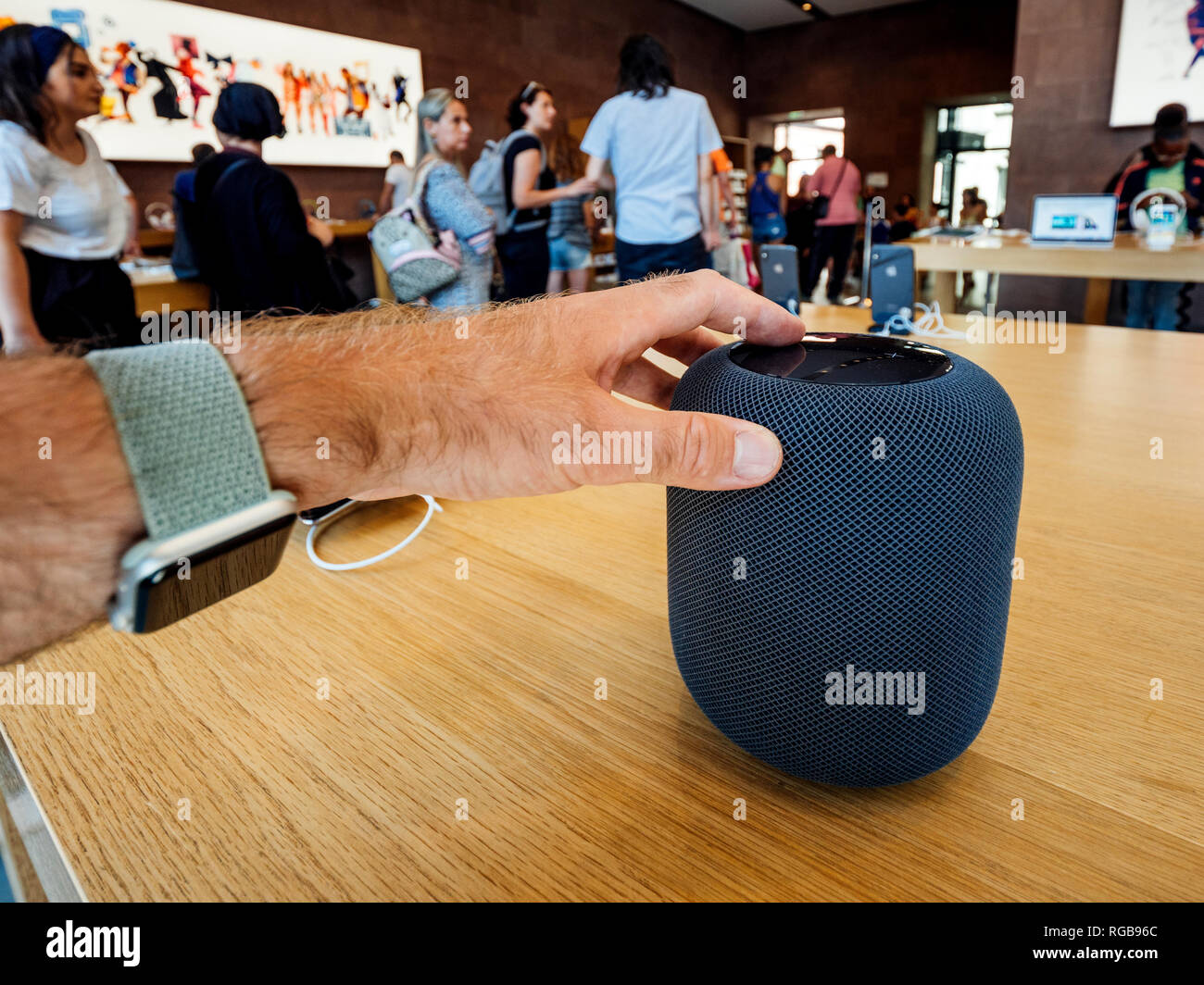 Parigi, Francia - Luglio 16, 2018: uomo ammirando il nuovo Apple Store i più recenti computer Apple HomePod smart speaker con Siri e di musica di Apple Foto Stock