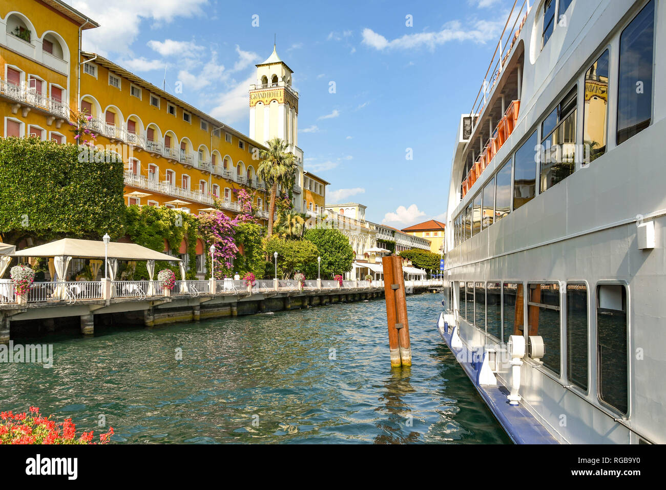 GARDONE RIVIERA, Italia - Settembre 2018: il Grand Hotel Gardone a Gardone Riviera sul lago di Garda, con il lato di un traghetto passeggeri sulla destra. Foto Stock