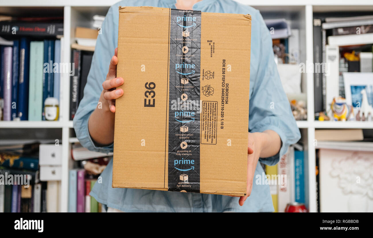 Parigi, Francia - Lug 4, 2018: Donna azienda nuova presentazione della  perfezione del Amazon pacchetto consegnato la preparazione per fare  l'unboxing, orgogliosa di perfezione del Amazon client Foto stock - Alamy