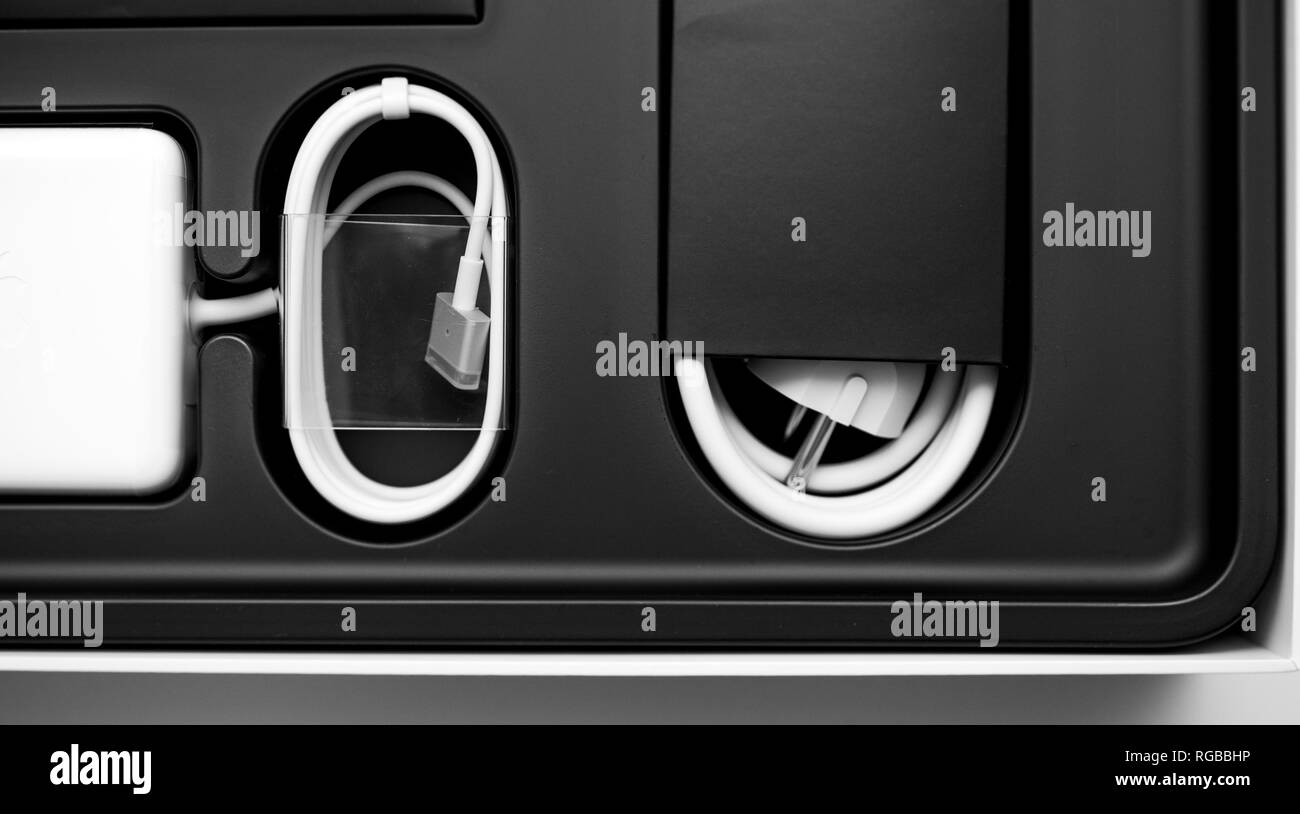 LONDON, Regno Unito - Jan 14, 2015: nuovo Apple MacBook Pro laptop computer con processori veloci e GPU unboxing con cavo di alimentazione e adattatore accessori Foto Stock