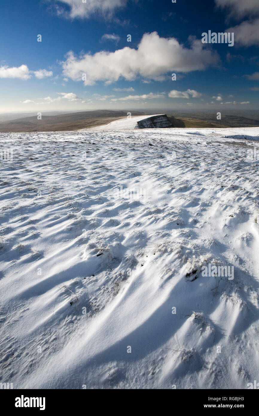 Sir Bannau Gaer Ridge in inverno dalla ventola Foel, Montagna Nera, Brecon Beacons, POWYS, GALLES Foto Stock