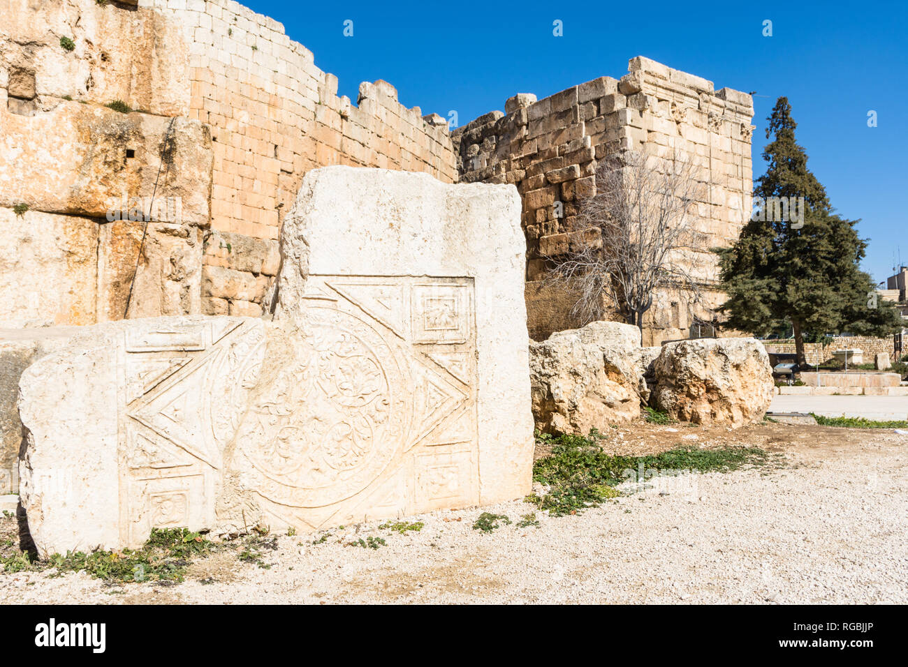 Grande blocco di pietra di incisioni, Heliopolis rovine romane, Baalbek, Libano Foto Stock