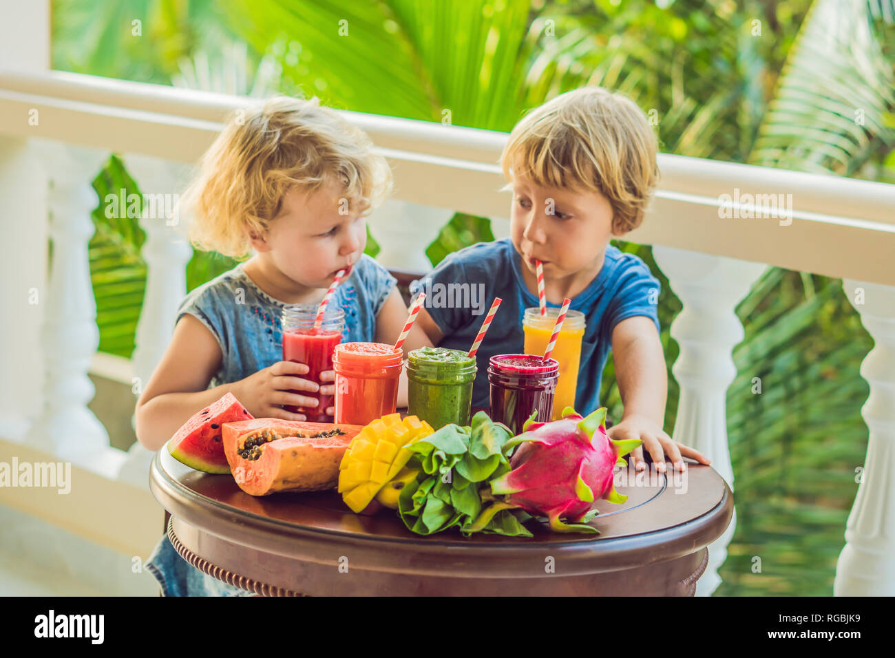 Bambini bere colorati Frullati salutari.. Anguria, papaia, mango, spinaci e dragon frutta. I frullati, succhi di frutta, bevande, bevande varietà con Foto Stock