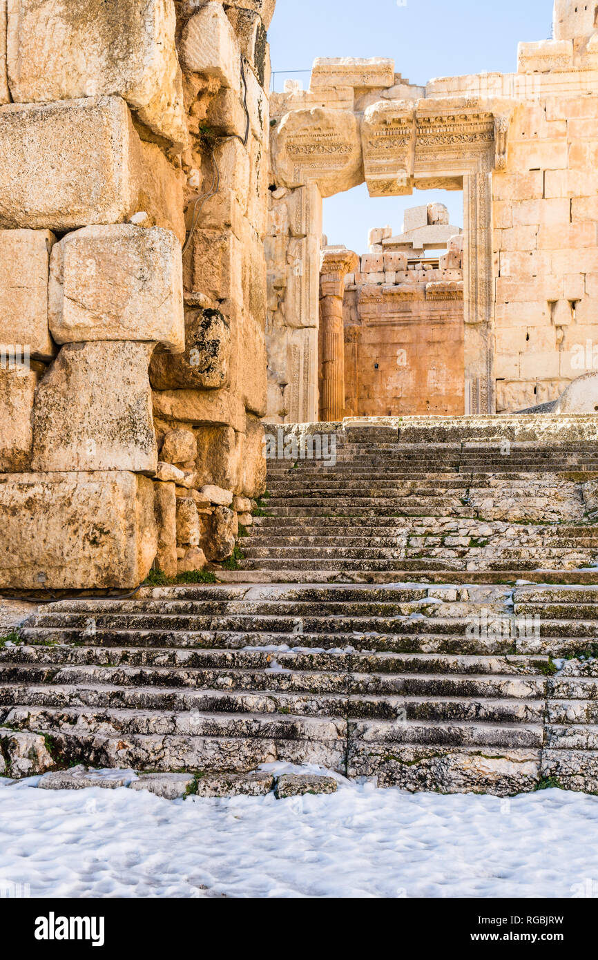 Una scalinata che conduce all'ingresso del tempio di Bacco, Heliopolis rovine romane, Baalbek, Libano Foto Stock