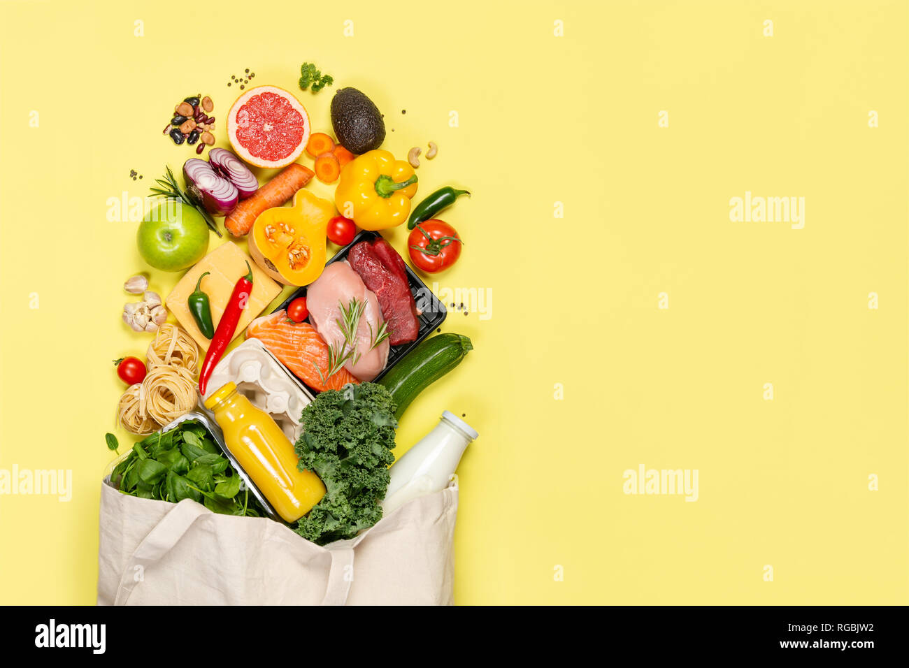 Negozi di alimentari concetto - alimenti con shopping bag Foto Stock