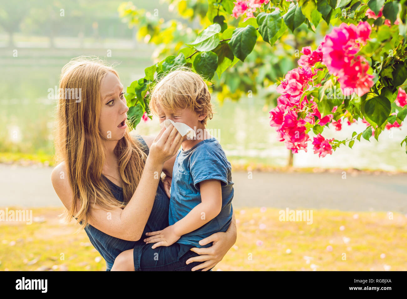 Mom guarda al suo figlio che è allergico al polline Foto Stock