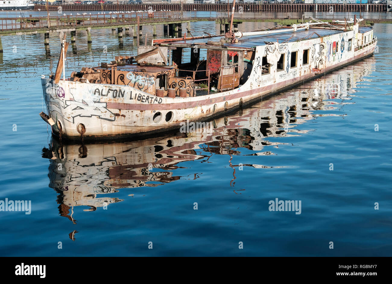 Berlino, Germania - Gennaio 2019 : vecchia nave relitto sul fiume Sprea a Berlino, Germania. Foto Stock