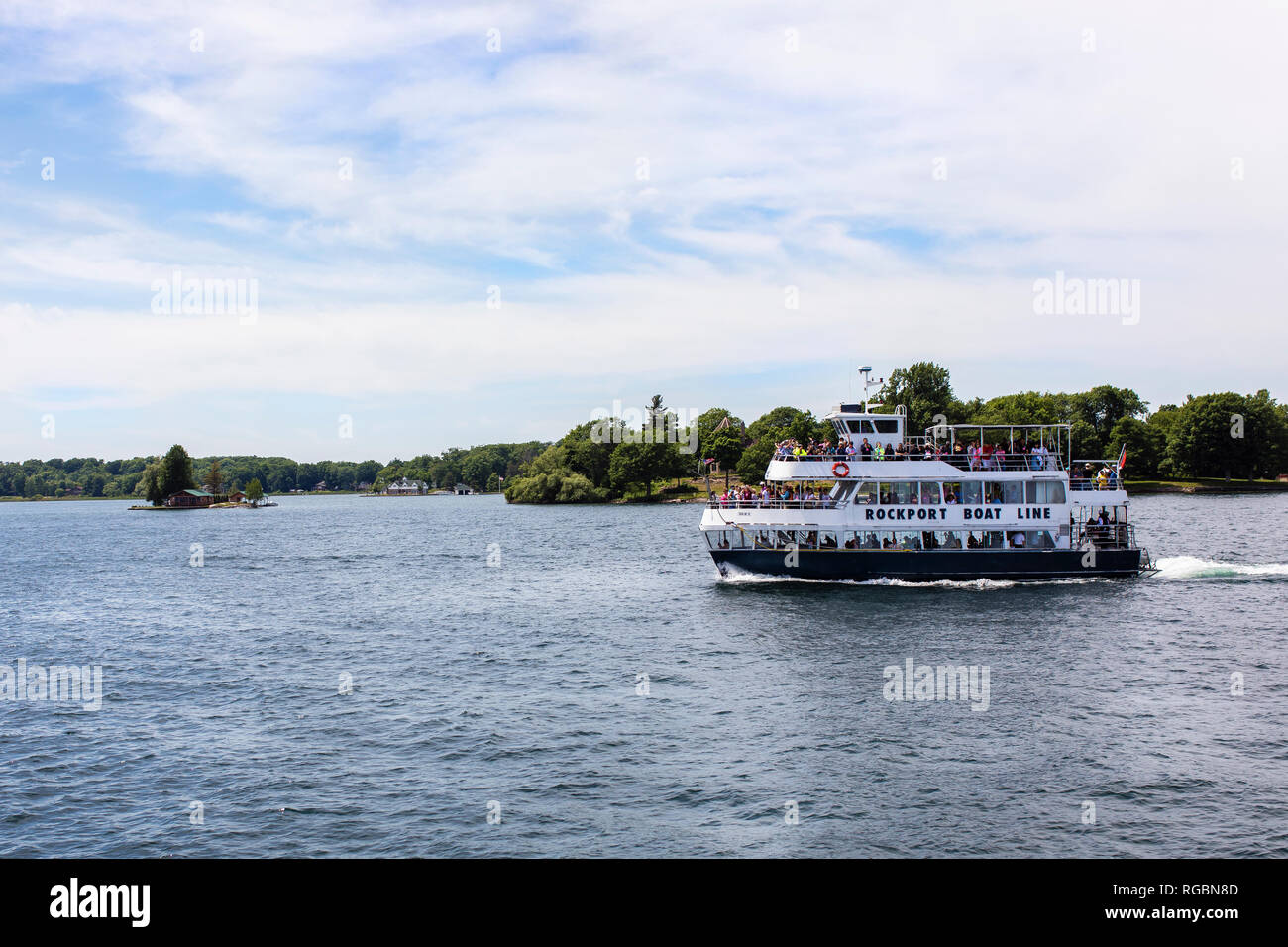 Thousand Islands National Park, fiume San Lorenzo, Ontario, Canada, 17 Giugno 2018: Escursione turistica attraverso l'Arcipelago con un tour in barca Foto Stock