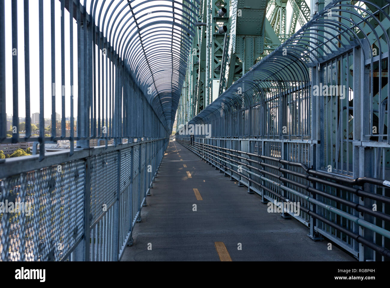 Montreal, Quebec, Canada, 22 Giugno 2018: Il percorso multiuso di Jacques Cartier ponte che è un acciaio ponte che attraversa il fiume San Lorenzo Foto Stock