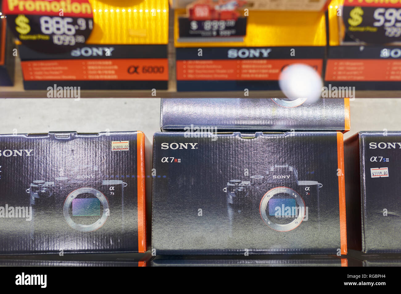 SINGAPORE - circa settembre, 2016: le telecamere di Sony sul display in un negozio all'Aeroporto Changi di Singapore. Il Changi Airport è uno dei più grandi del trasporto Foto Stock