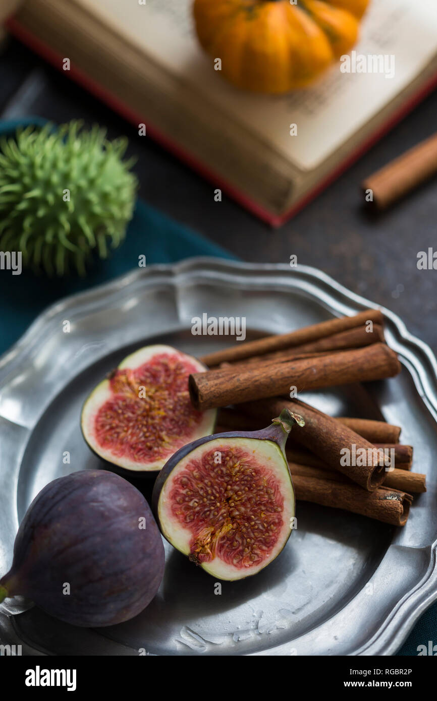 Natura morta con fichi e bastoncini di cannella sul vassoio Foto Stock