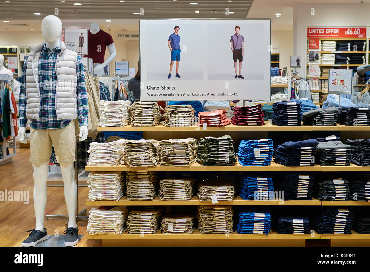 SINGAPORE - circa settembre, 2016: all'interno Uni Qio store all'Aeroporto Changi di Singapore. Uniqlo Co., Ltd. è un giapponese di abbigliamento casual designer, produttore Foto Stock