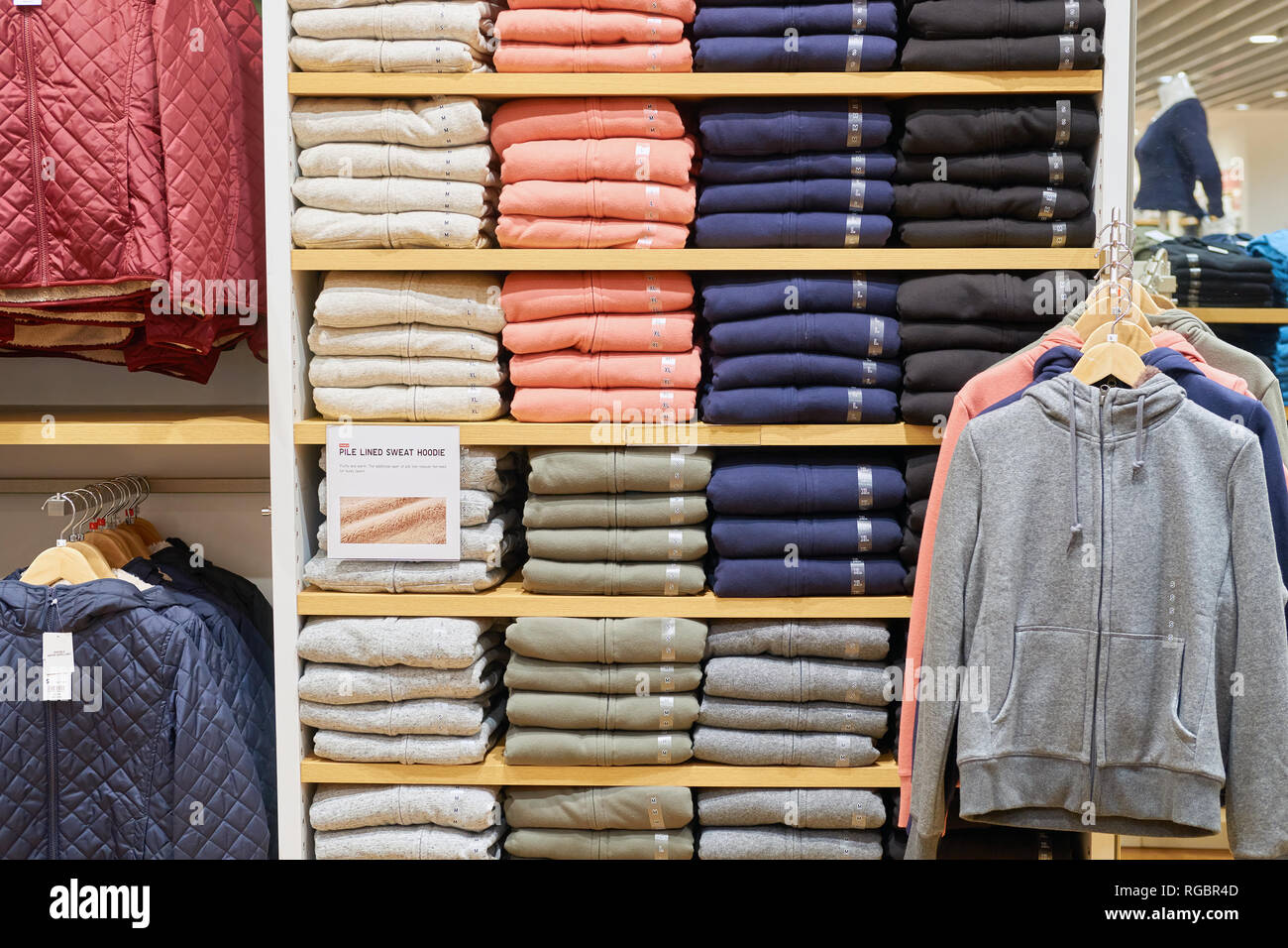 SINGAPORE - circa settembre, 2016: all'interno Uni Qio store all'Aeroporto Changi di Singapore. Uniqlo Co., Ltd. è un giapponese di abbigliamento casual designer, produttore Foto Stock