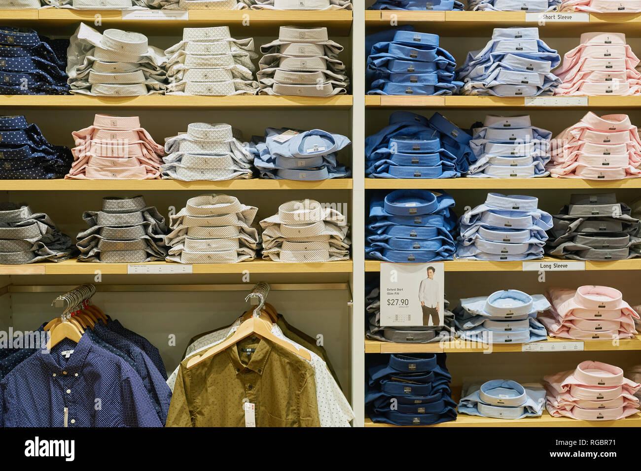 SINGAPORE - circa settembre, 2016: all'interno Uni Qio store all'Aeroporto Changi di Singapore. Uniqlo Co., Ltd. è un giapponese di abbigliamento casual designer, produttore Foto Stock