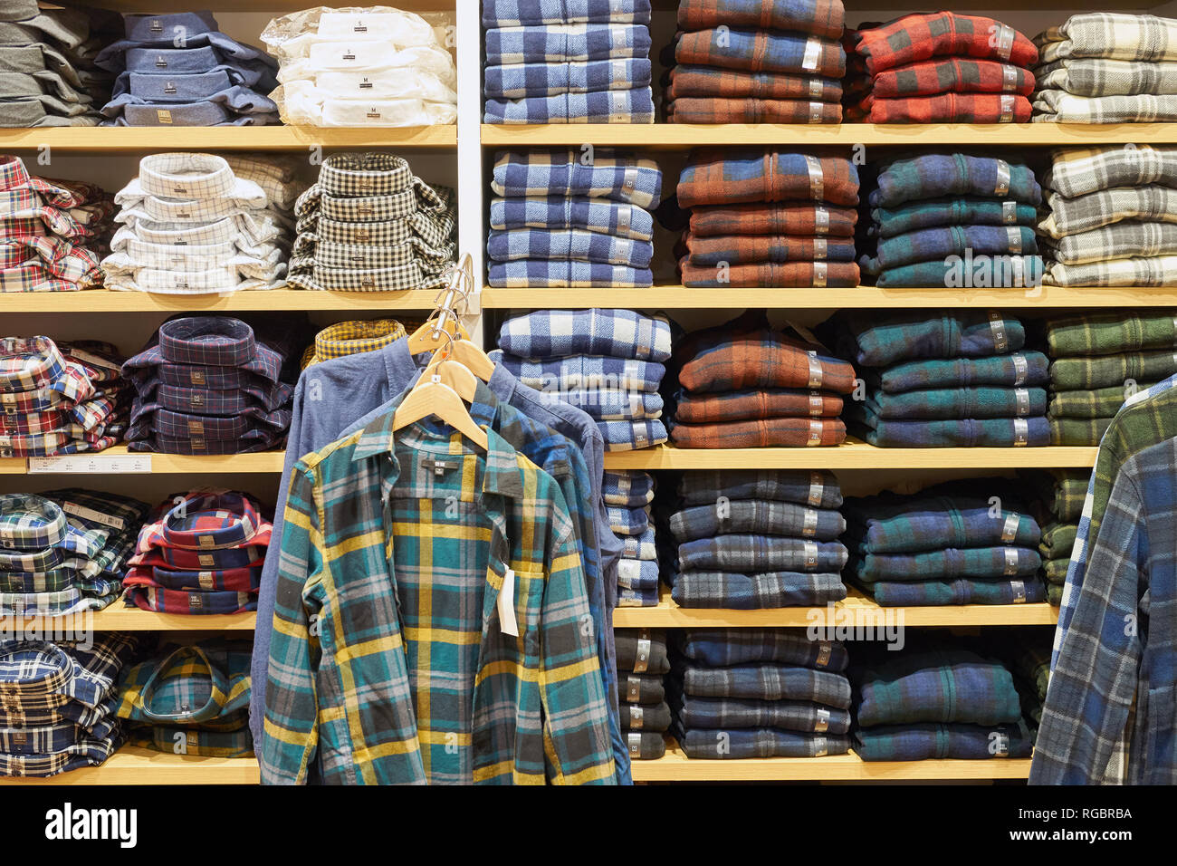 SINGAPORE - circa settembre, 2016: all'interno Uni Qio store all'Aeroporto Changi di Singapore. Uniqlo Co., Ltd. è un giapponese di abbigliamento casual designer, produttore Foto Stock