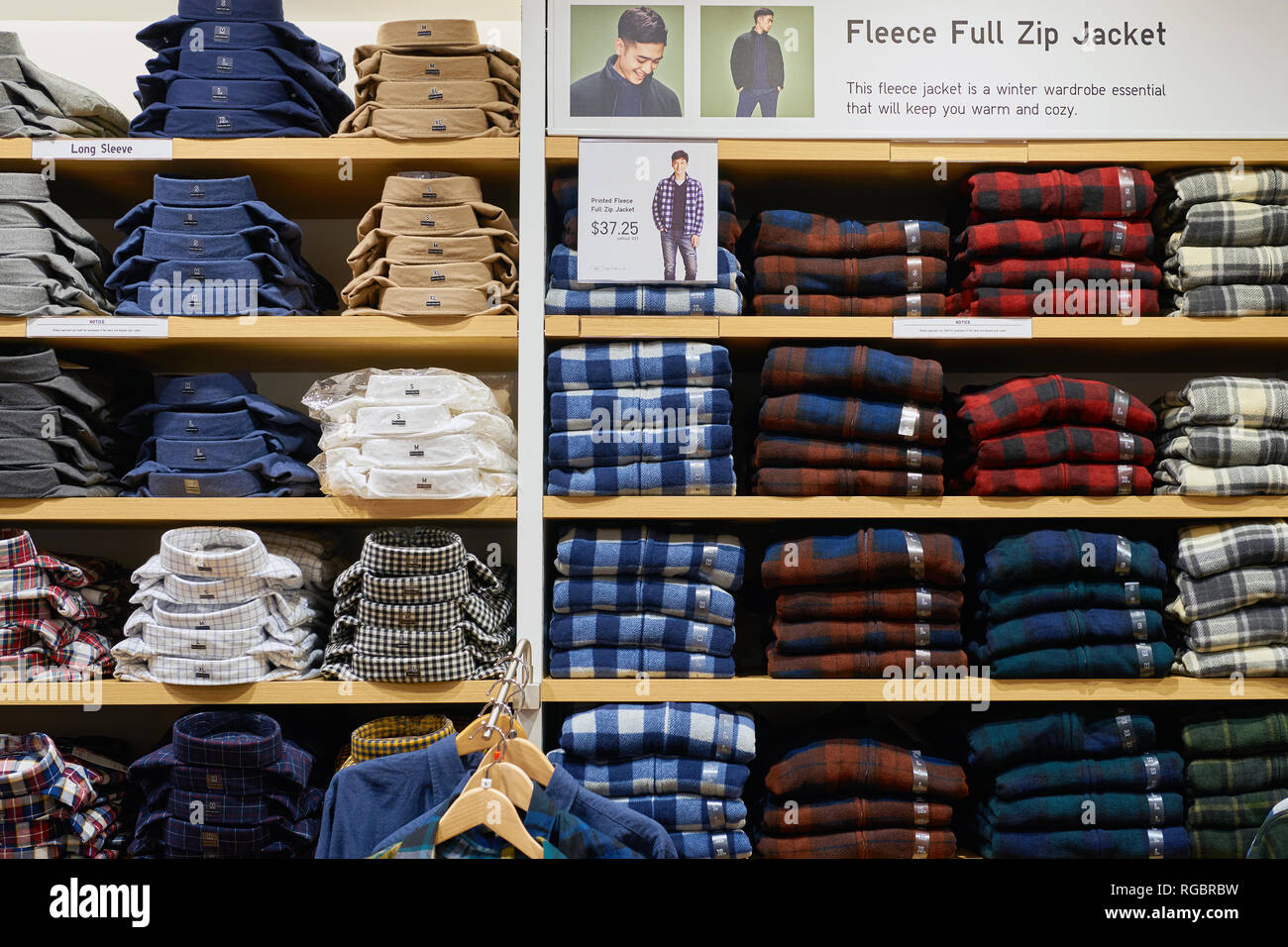 SINGAPORE - circa settembre, 2016: all'interno Uni Qio store all'Aeroporto Changi di Singapore. Uniqlo Co., Ltd. è un giapponese di abbigliamento casual designer, produttore Foto Stock