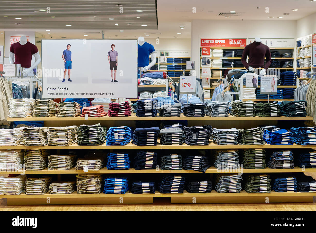 SINGAPORE - circa settembre, 2016: all'interno Uni Qio store all'Aeroporto Changi di Singapore. Uniqlo Co., Ltd. è un giapponese di abbigliamento casual designer, produttore Foto Stock