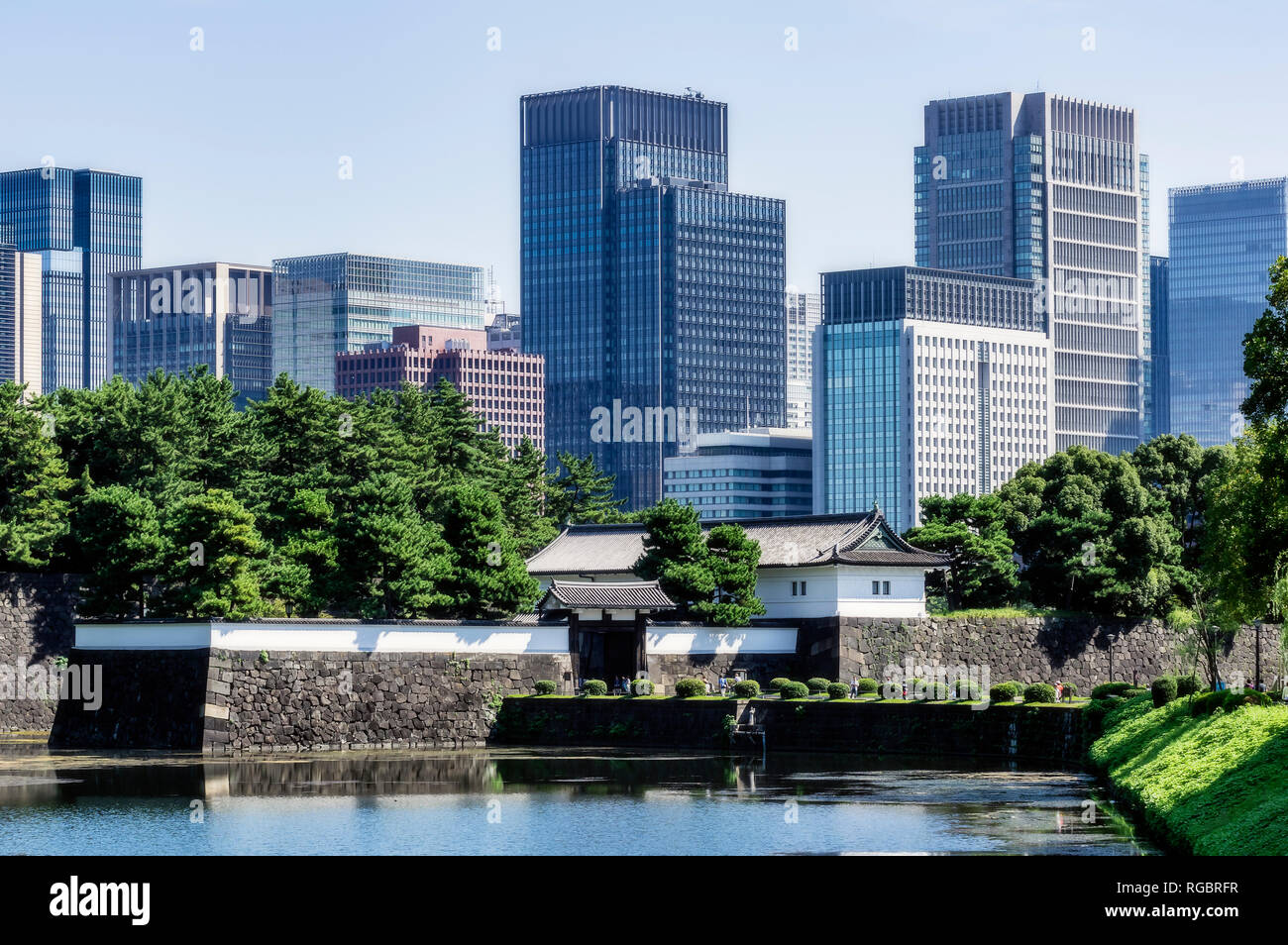 Giappone Tokyo, quartiere Chiyoda, Lago nel Palazzo Imperiale area Foto Stock