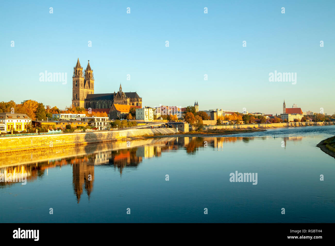 Germania, Sassonia-Anhalt, Magdeburgo, Cattedrale di Magdeburgo e il fiume Elba Foto Stock