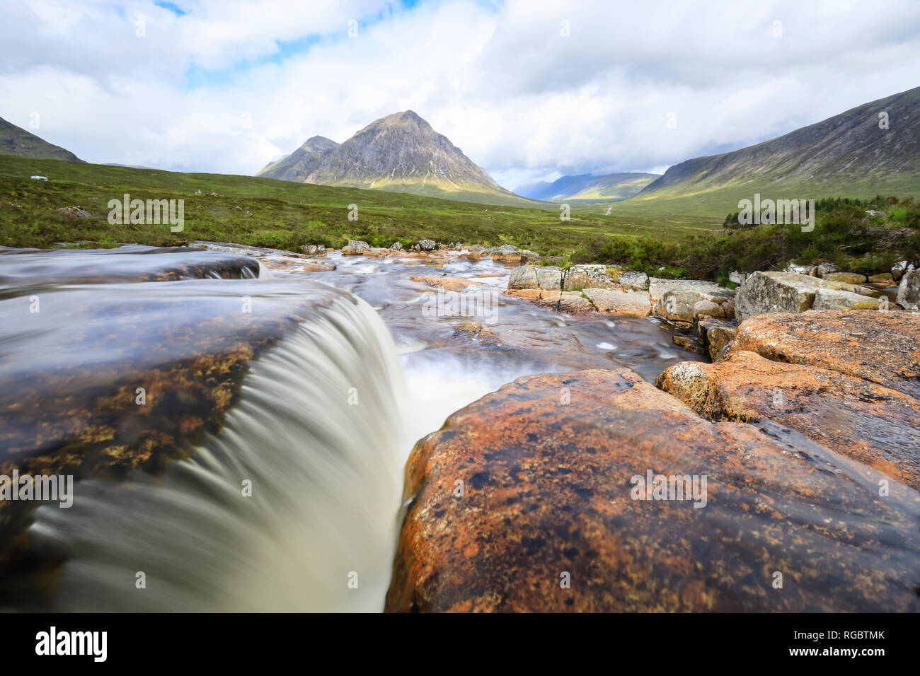 Gran Bretagna, Scozia, Highlands scozzesi, Rannoch Moor, Glencoe, Cauldon cascata, Buachaille Etive Mor e montagna Dearg Stob Foto Stock