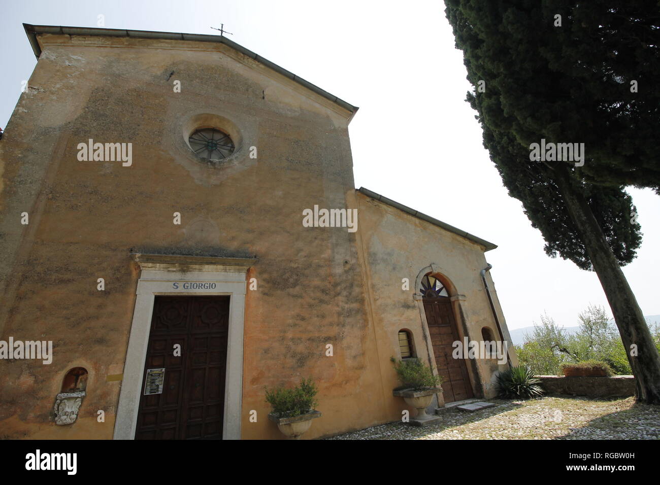 Chiesa di ' S. Giorgio' a Gargnano in nord Italia Foto Stock