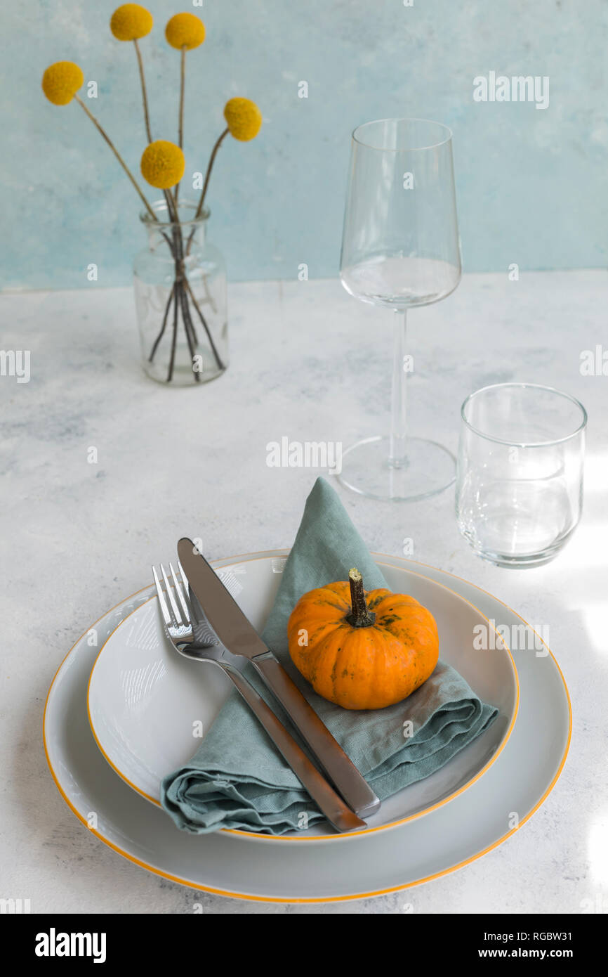 Autunnale di decorazioni per la tavola con zucca decorativa Foto Stock