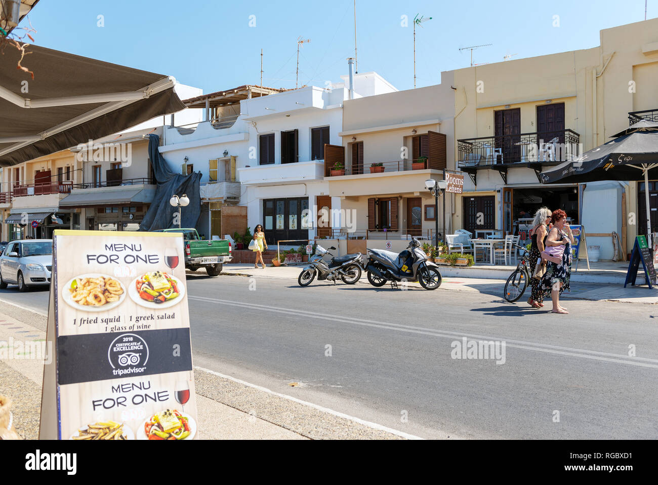RETHYMNO, Grecia - Agosto 2018: vecchie taverne e case lungo la strada di città nella parte storica della città Foto Stock