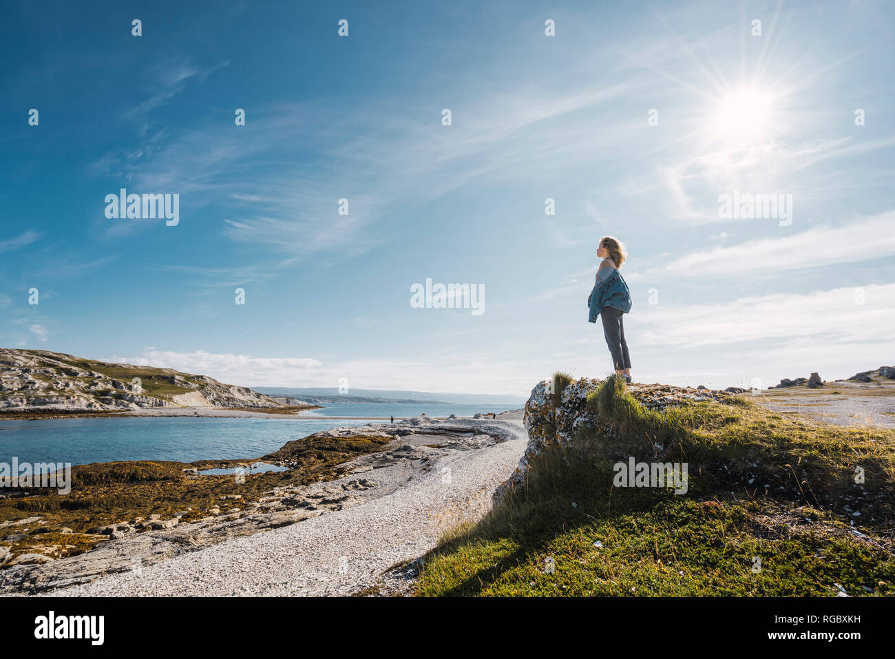 Finlandia, Lapponia, donna in piedi presso la costa in controluce Foto Stock
