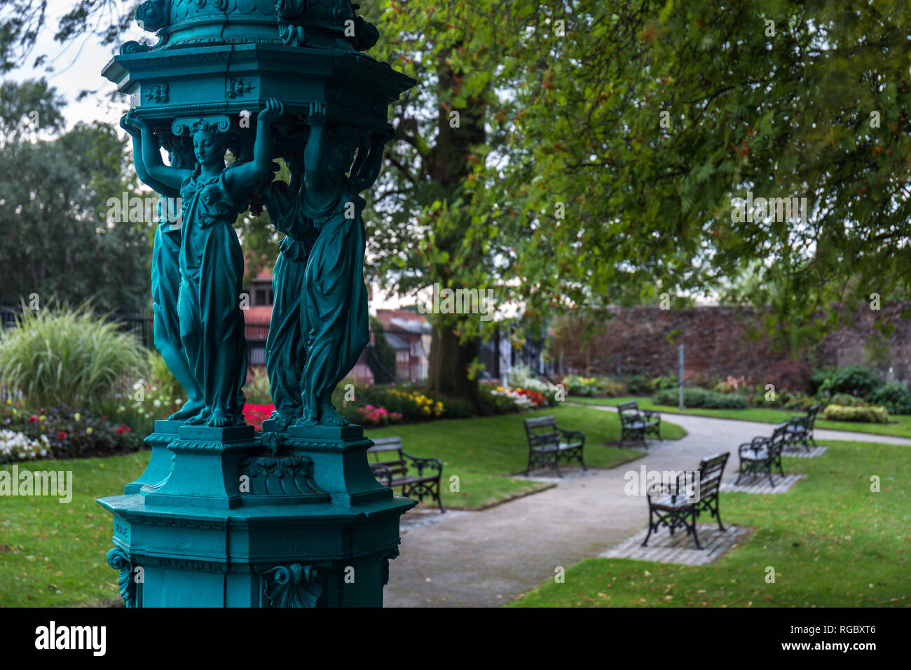 Ornato Wallace fontana di acqua nei Giardini del Castello, Lisburn, N.Irlanda. Foto Stock