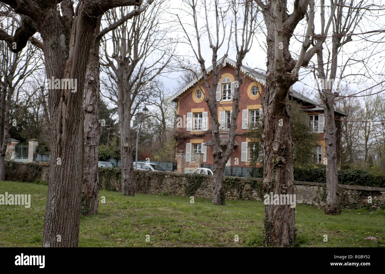 AJAXNETPHOTO. 2006. LOUVECIENNES,Francia. Casa in una scena dipinta dal pittore impressionista Camille Pissarro 1830-1903 - "LE VILLAGE DE VOISINS, 1872.' PHOTO:JONATHAN EASTLAND/AJAX REF:R60904 292 Foto Stock