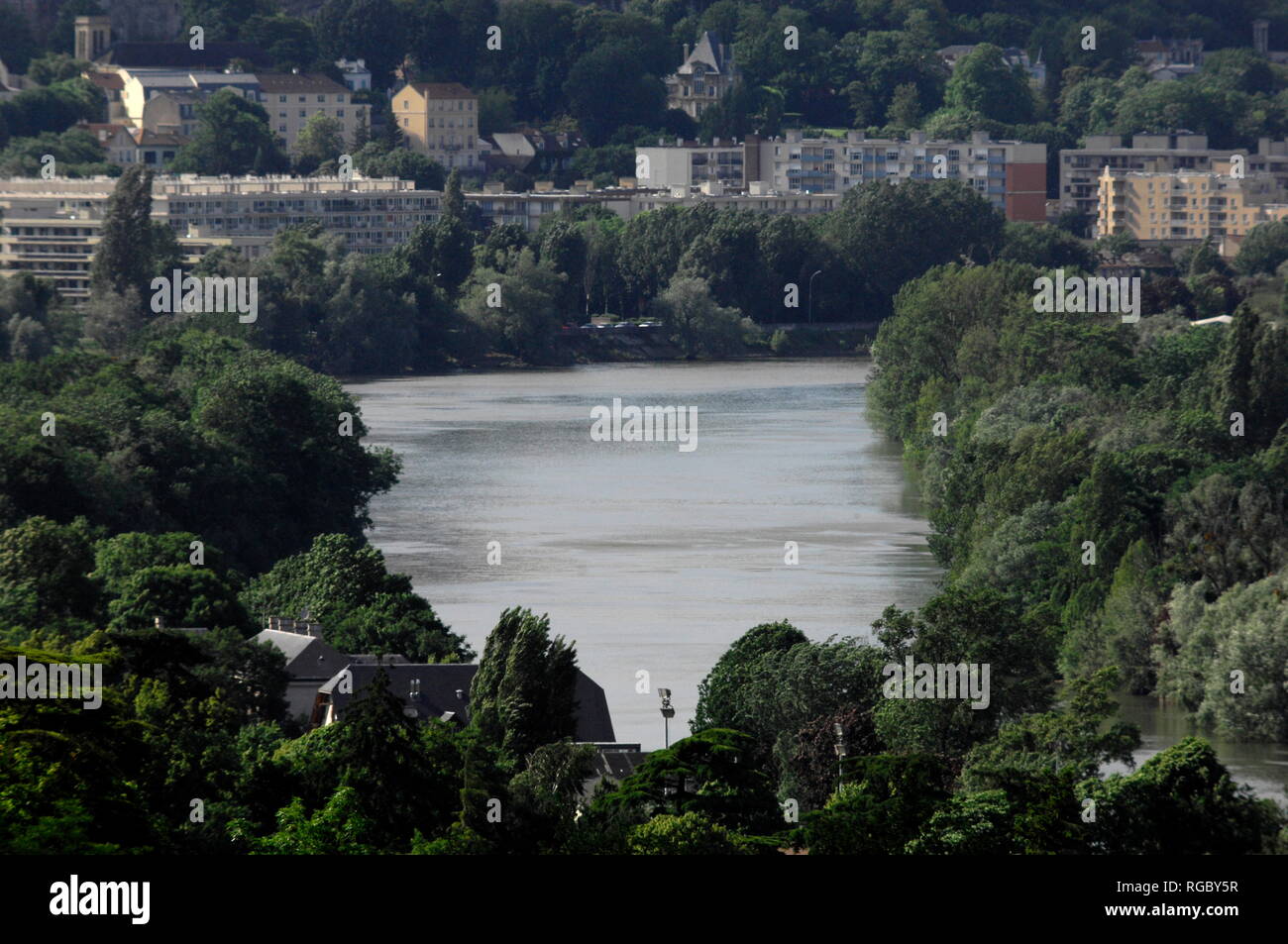AJAXNETPHOTO. 2012. PORT MARLY, FRANCIA. - IL FIUME SENNA CHE GUARDA A NORD-EST VERSO PORT MARLY, LE PECQ E ST. GERMAIN EN LAYE, AREE DEI SOBBORGHI OCCIDENTALI DI PARIGI SPESSO DIPINTE DA ARTISTI IMPRESSIONISTI DEL XIX SECOLO. FOTO: JONATHAN EASTLAND/AJAX RIF:121506 2629 Foto Stock
