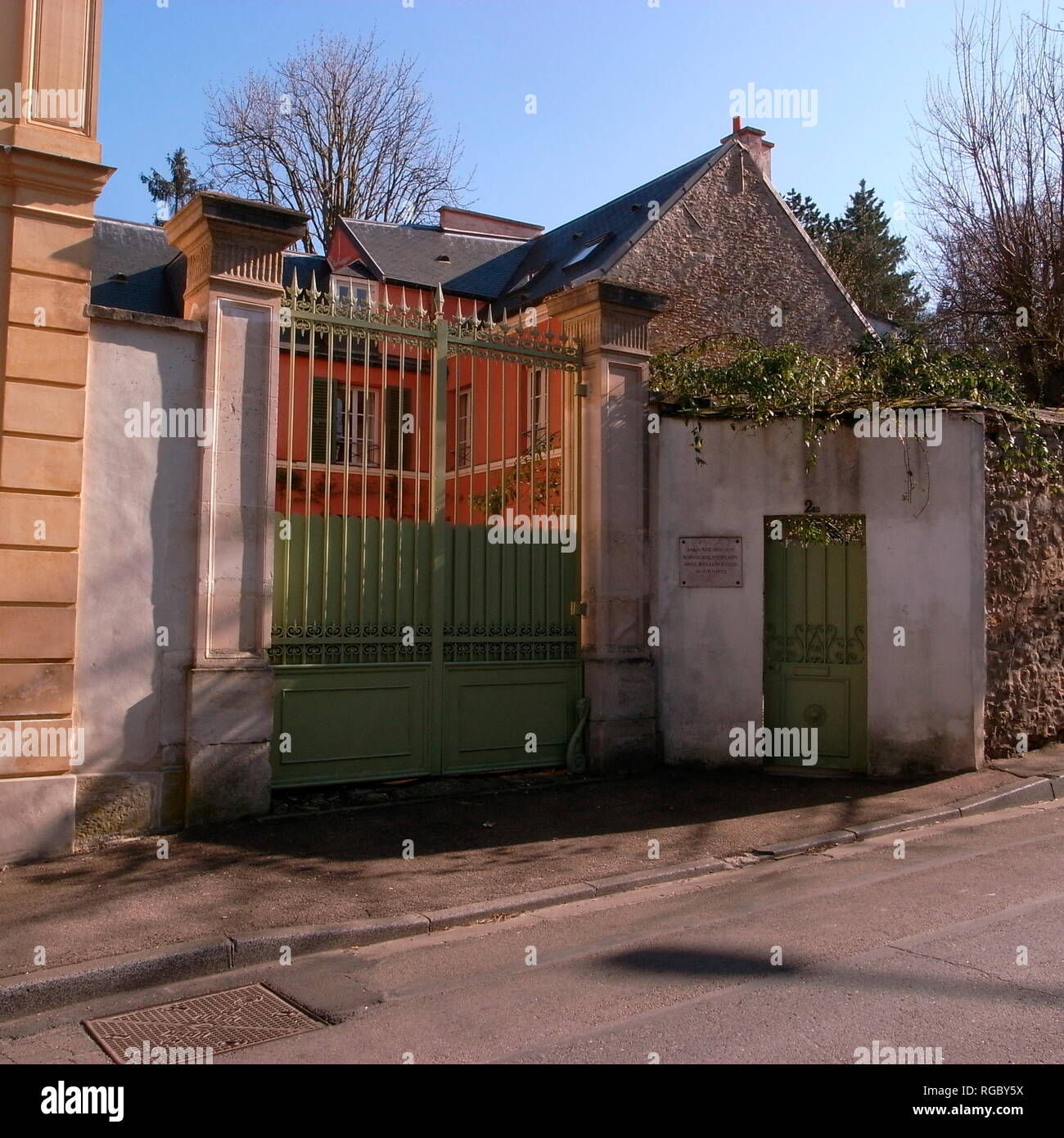AJAXNETPHOTO. 2011. LOUVECIENNES, FRANCIA. CASA DELLO SCRITTORE AMERICANO ANAIS NIN 1903 - 1977 TRA IL 1931 E IL 1935 IN RUE MONTBUISSON. PHOTO:JONATHAN EASTLAND/AJAX REF:GR111006 12704 Foto Stock