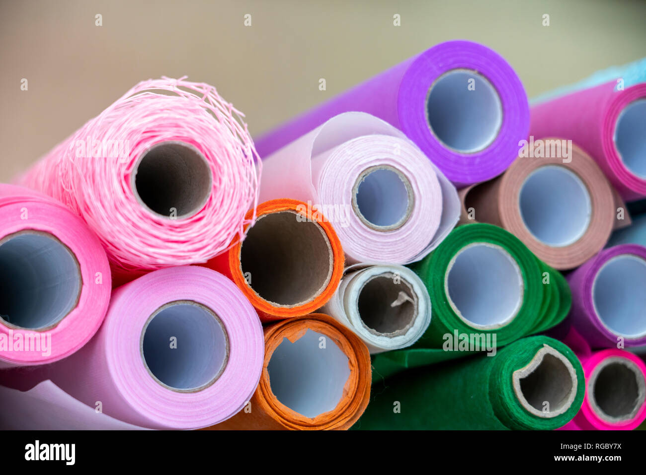 Colorato, colorato di rotoli di materiale di imballaggio. Foto Stock