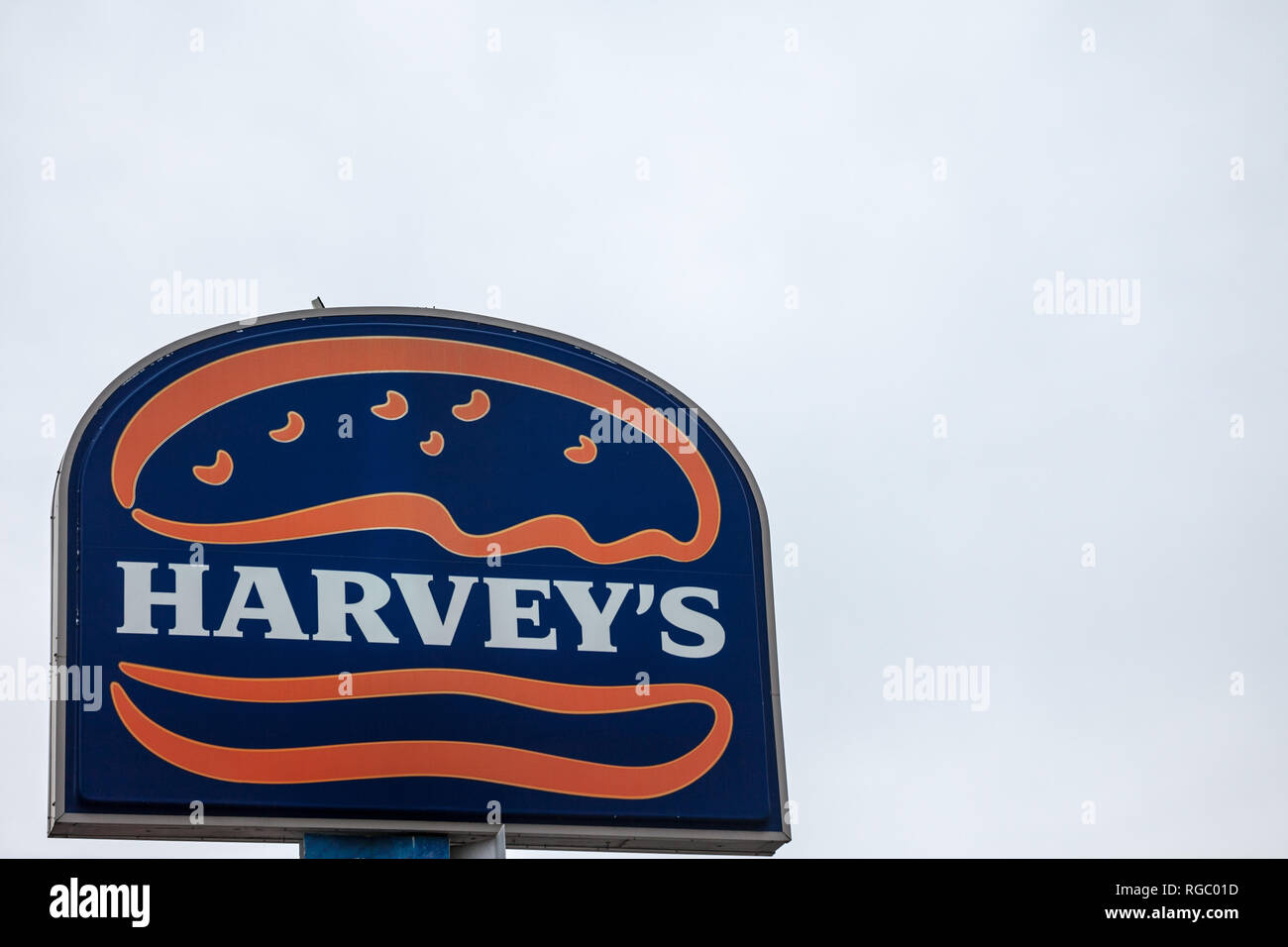 MONTREAL, Canada - 9 Novembre 2018: Harvey logo, di fronte ad uno di loro il fast food in Montreal. Harvey è un marchio canadese di fast food restaura Foto Stock