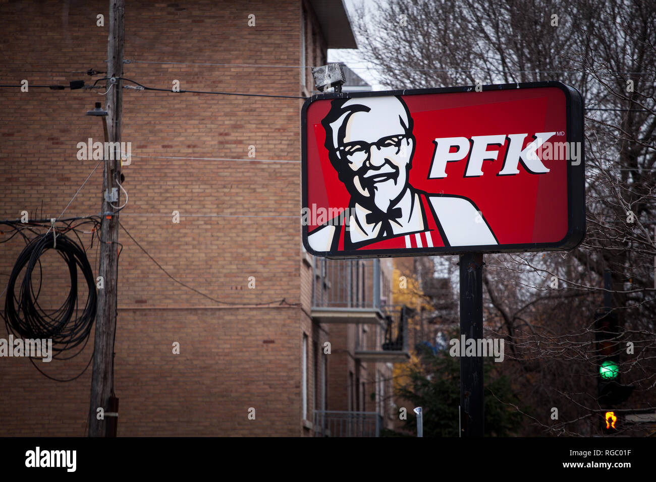 MONTREAL, Canada - 9 Novembre 2018: PFK Logo in un ristorante locale a Montreal. Poulet Frit Kentucky è il nome del Quebec di KFC, Kentucky Fried Chicke Foto Stock