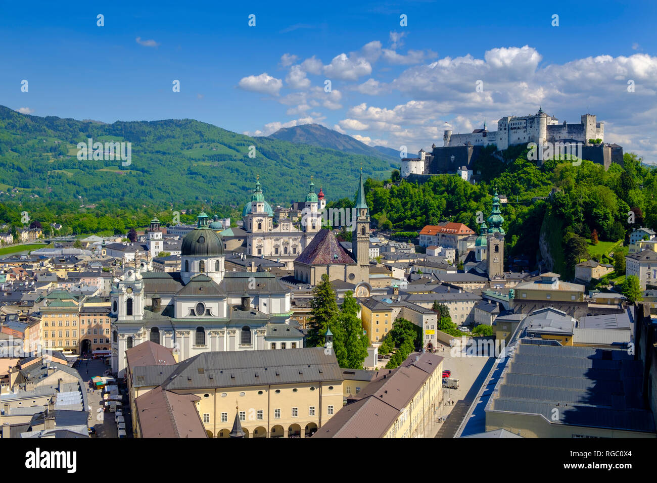 Salisburgo, Austria Membro, Salisburgo, vista da Moenchsberg, città vecchia con il Collegio Chiesa Cattedrale e la Fortezza Hohensalzburg Foto Stock