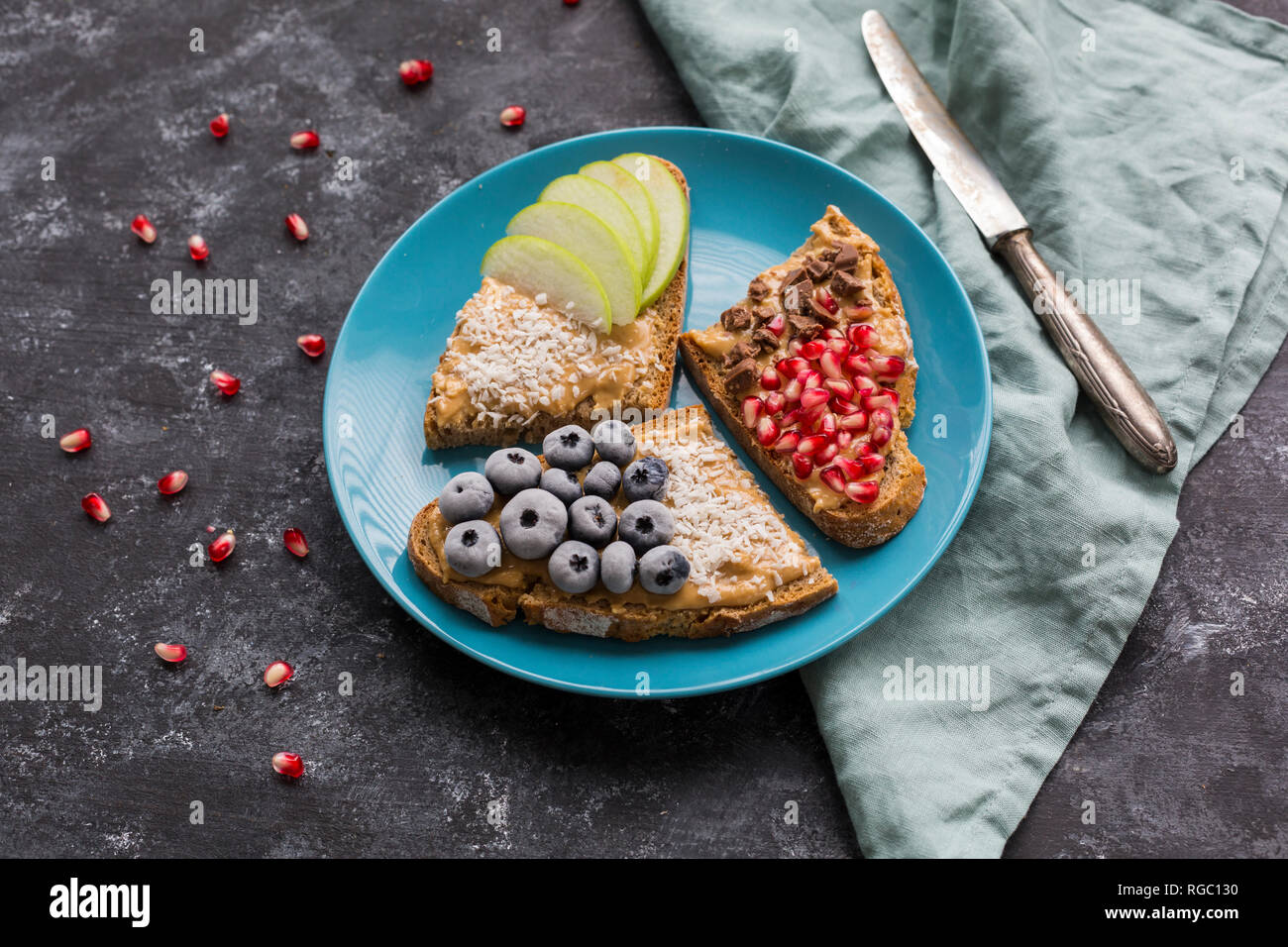 Fette di pane con vari ingredienti sulla piastra Foto Stock